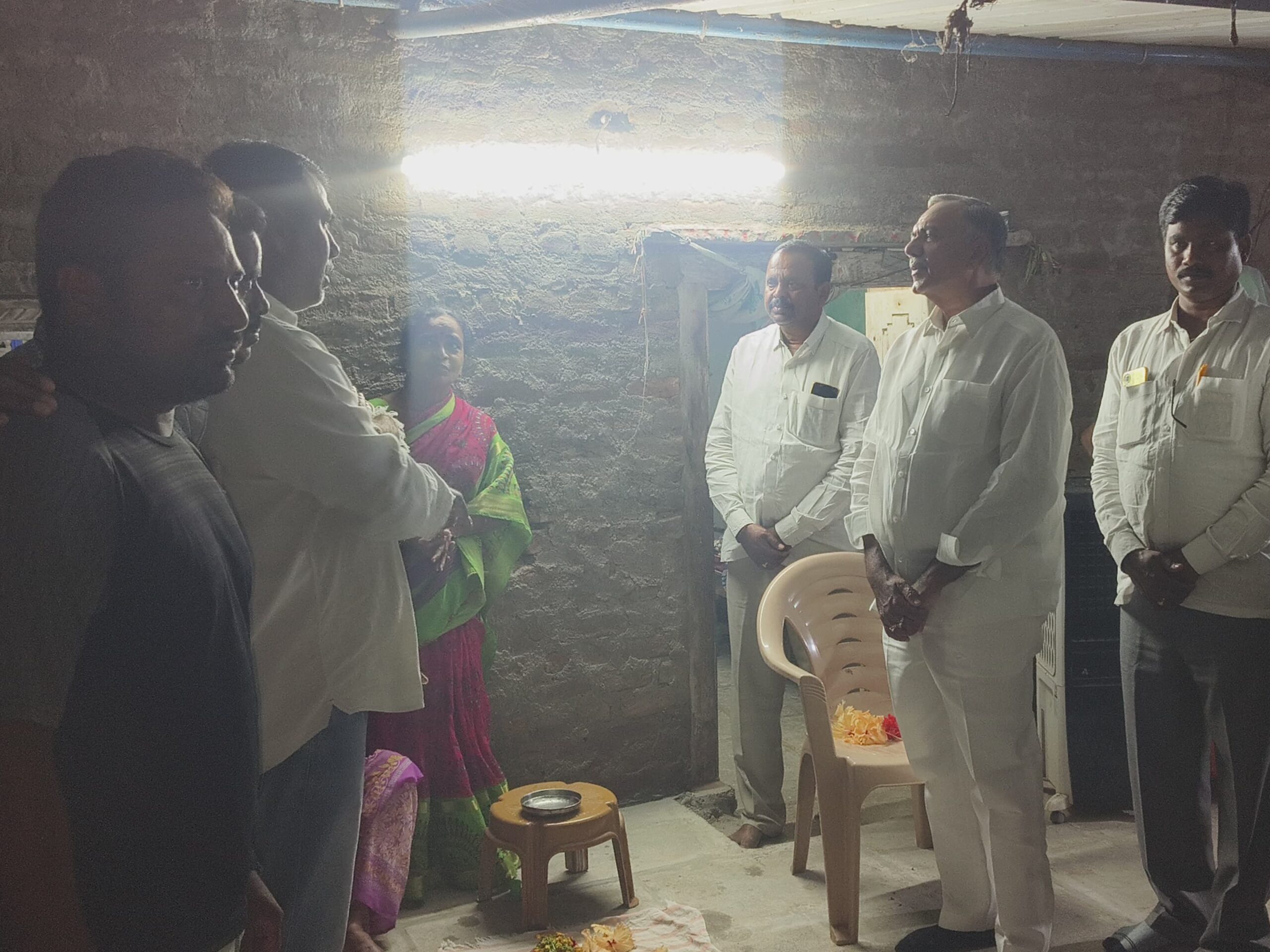 బాధిత కుటుంబాన్ని పరామర్శించిన మాజీ ఎమ్మెల్యే