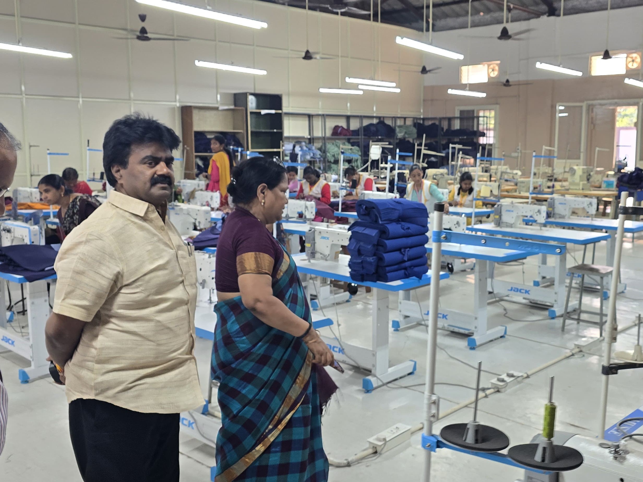 క్లాత్ యూనిట్‌ను పరిశీలించిన ఎమ్మెల్యే