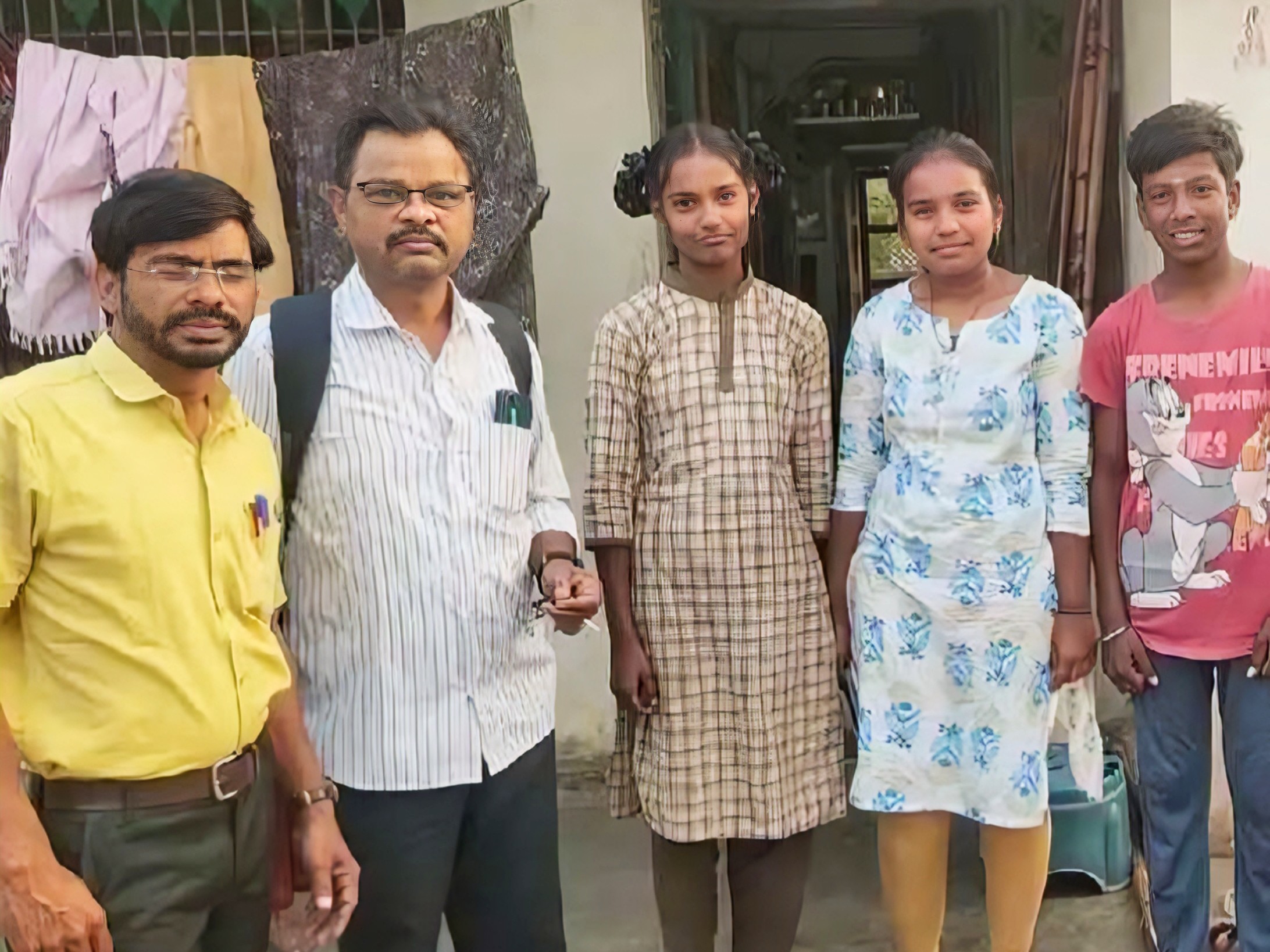 విద్యార్థుల కోసం ఇంటి తలుపు తట్టిన ఉపాధ్యాయులు