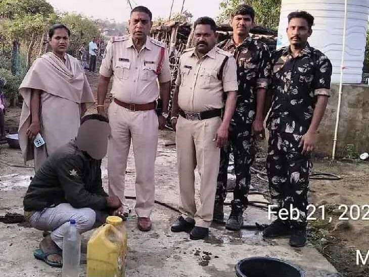 గుడుంబా తయారీ కేంద్రాలపై పోలీసుల దాడులు