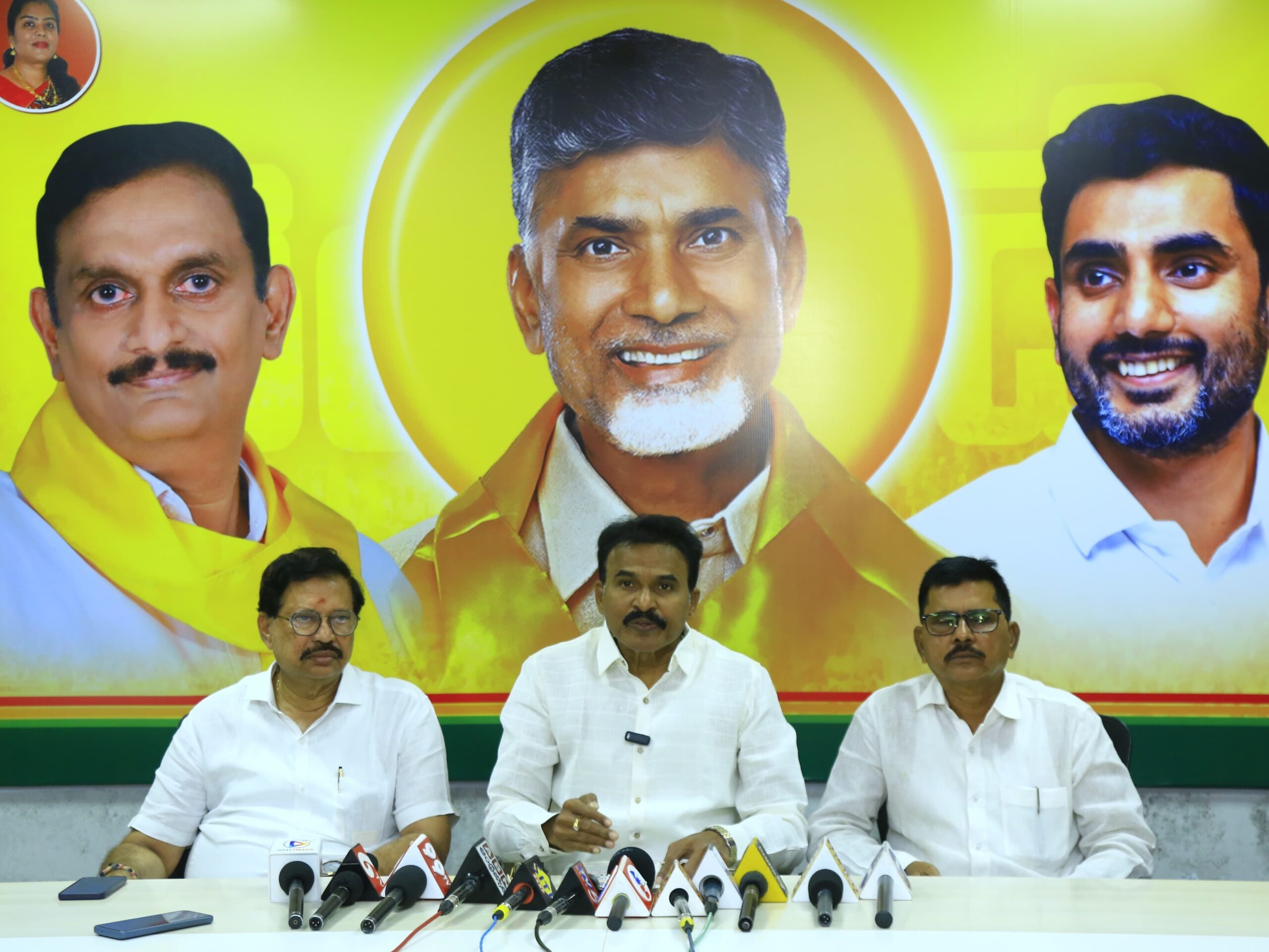 బొత్స సత్యనారాయణ బురద జల్లుతున్నారు: గురునాథం