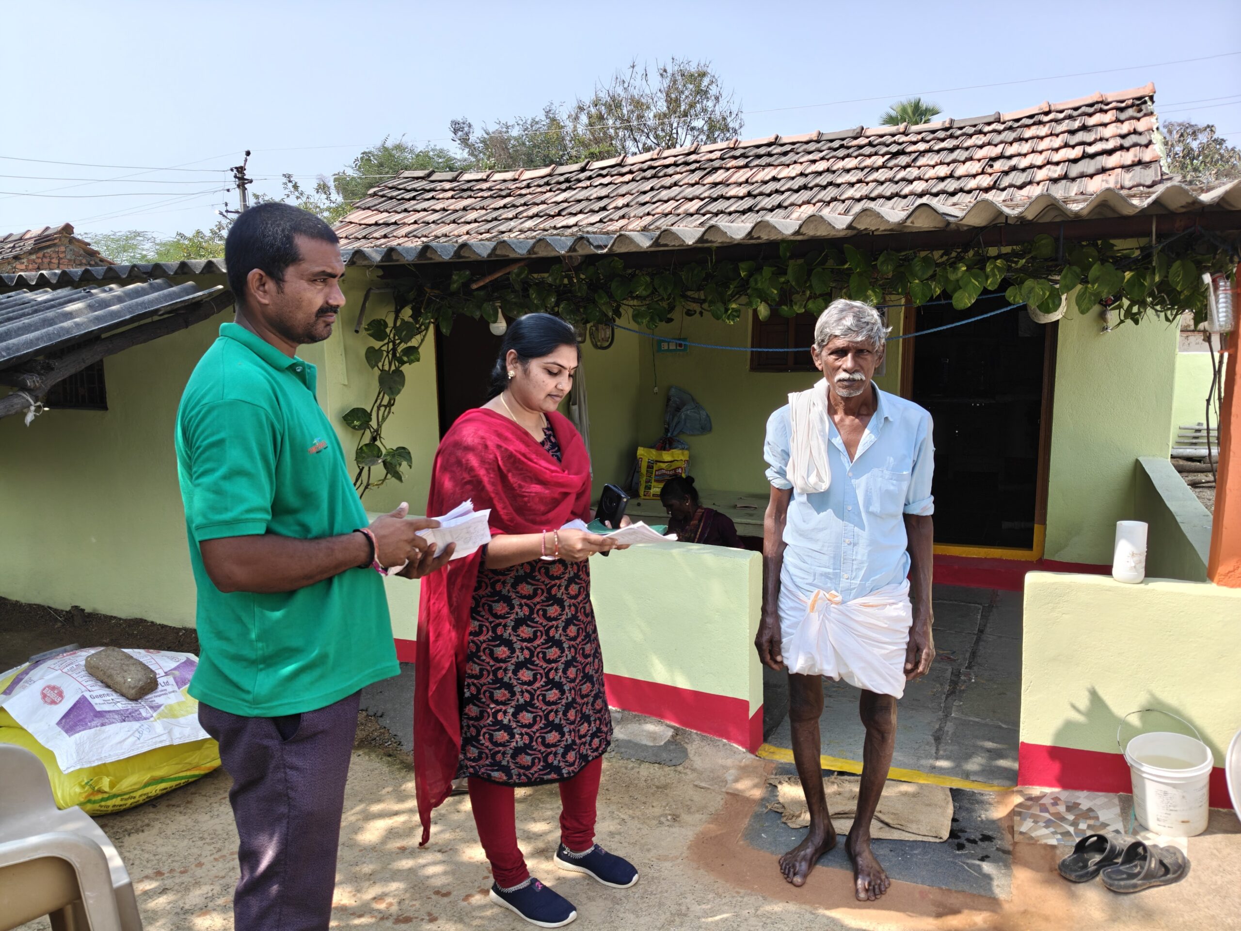 బకాయి పన్నులను సకాలంలో చెల్లించాలి: గ్రామ కార్యదర్శి