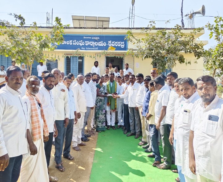 పేద విద్యార్థికి ఎమ్మెల్యే చేయూత