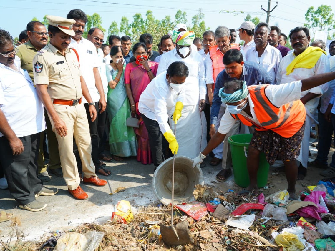 పరిసరాల పరిశుభ్రత ప్రతి ఒక్కరి బాధ్యత: మంత్రి