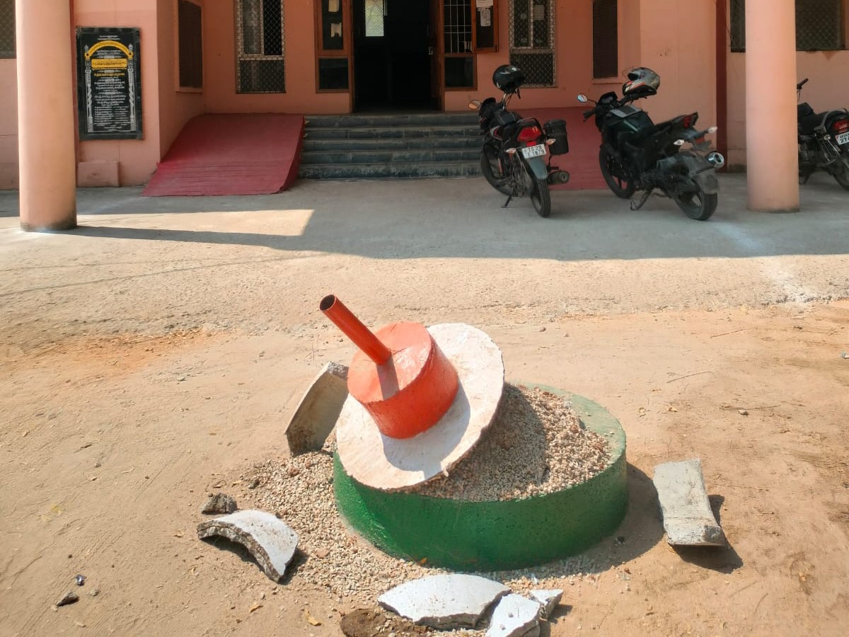 హుజూర్ నగర్‌లో జాతీయ జెండా దిమ్మె ధ్వంసం..!