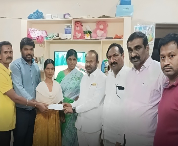 బాధితులకు CMRF చెక్కు పంపిణీ