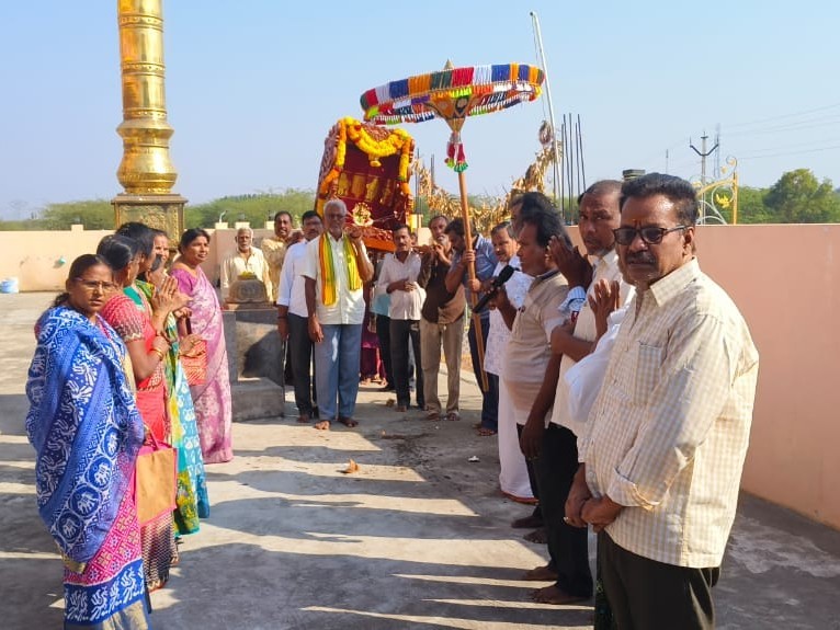 లక్ష్మీనరసింహస్వామికి వైభవంగా పల్లకి సేవ