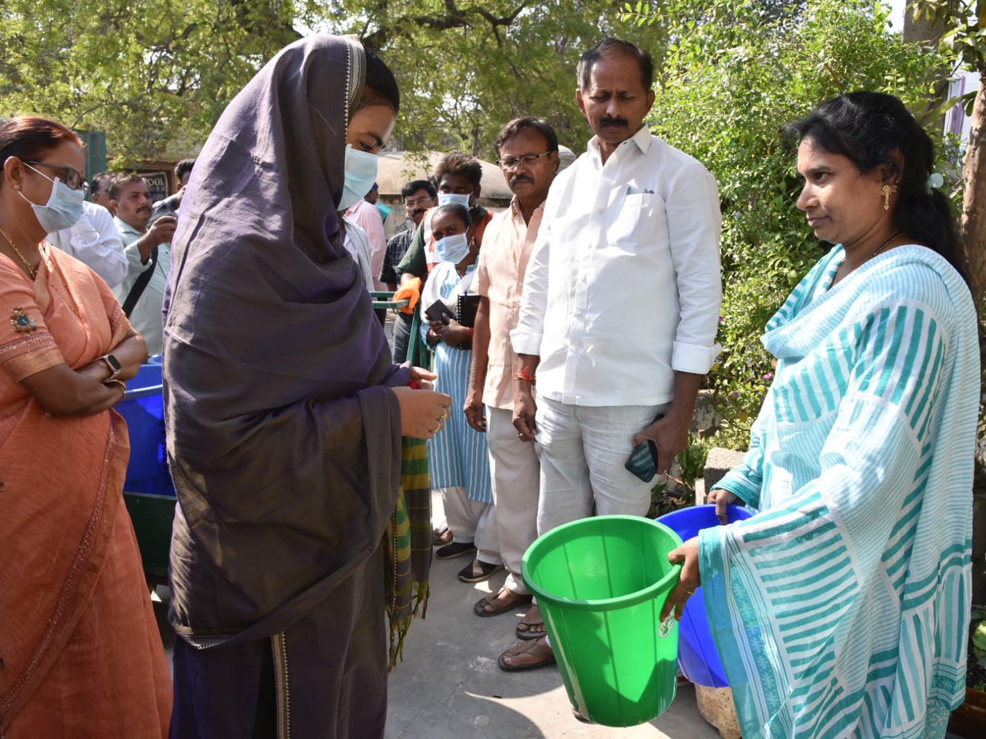 ఇంటింటా తడి–పొడి చెత్త సేకరణలో కలెక్టర్