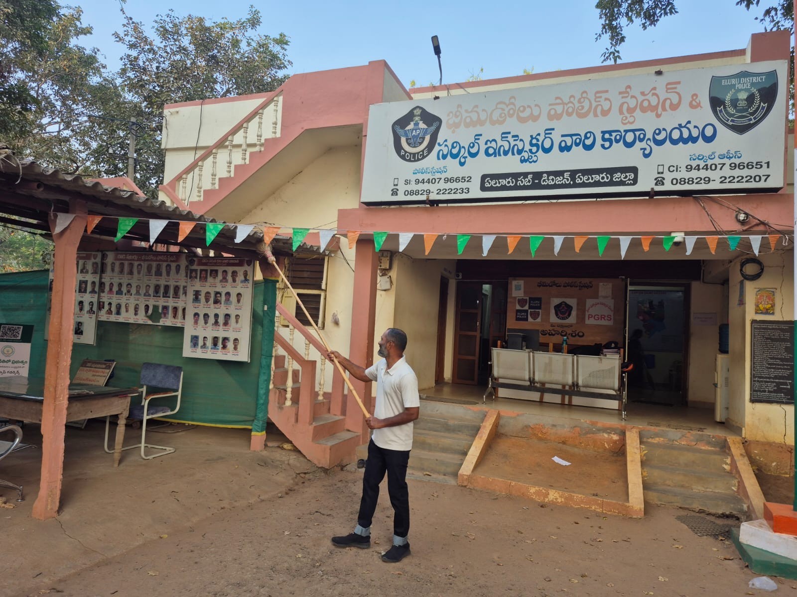 పోలీస్ స్టేషన్లో స్వర్ణాంధ్ర స్వచ్ఛ దివస్