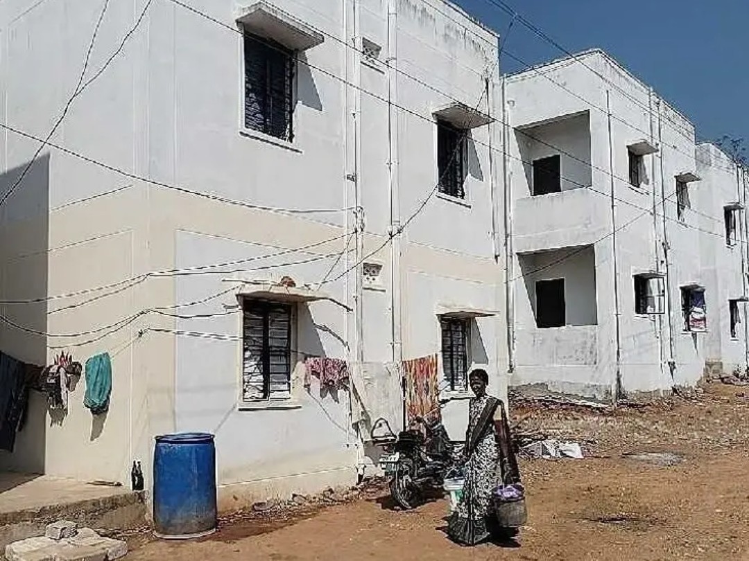 డబుల్ బెడ్రూమ్ ఇళ్లలో వసతుల లేమి..!