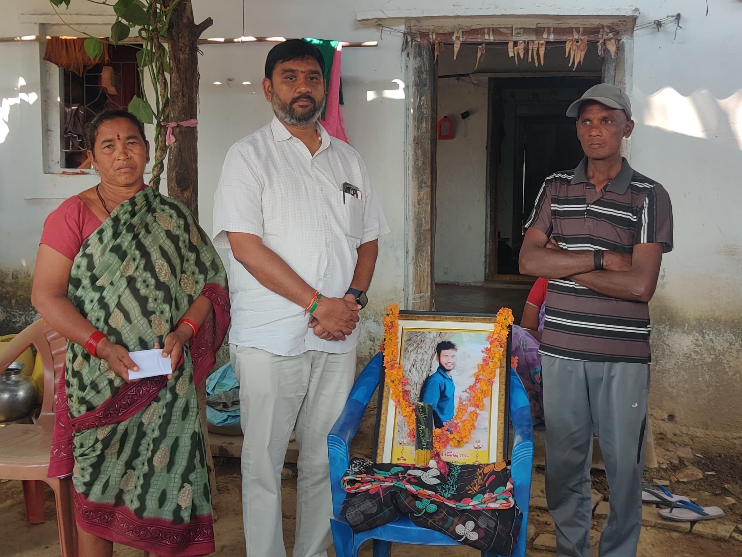 రోడ్డు ప్రమాద మృతుని కుటుంబానికి MLA ఆర్ధిక సాయం