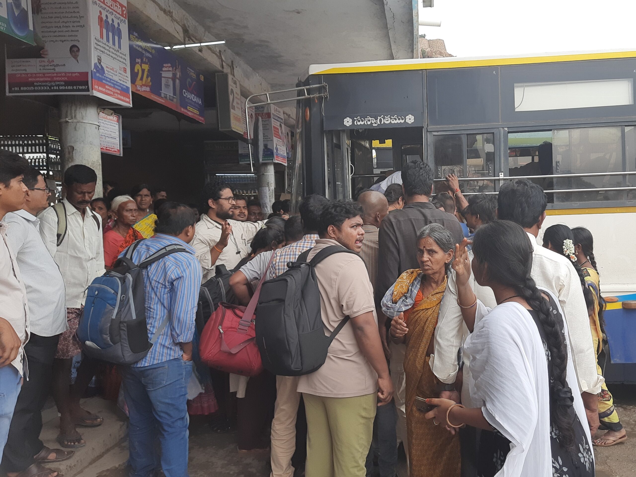 గుత్తి ఆర్టీసీ బస్టాండులో పట్టపగలే చోరి