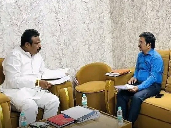 మెప్మా అధికారులతో ఎమ్మెల్యే సమీక్ష