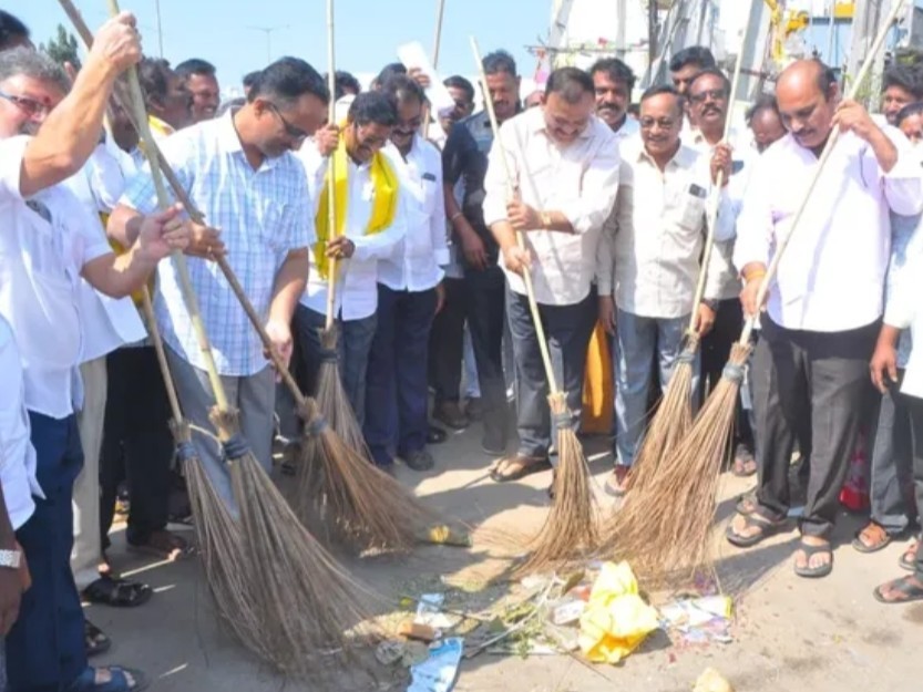 స్వచ్ఛాంధ్ర కార్యక్రమంలో పాల్గొన్న ఎమ్మెల్యే