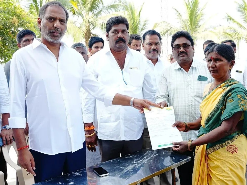 సీఎంఆర్ఎఫ్ చెక్కుల పంపిణీ చేసిన మంత్రి