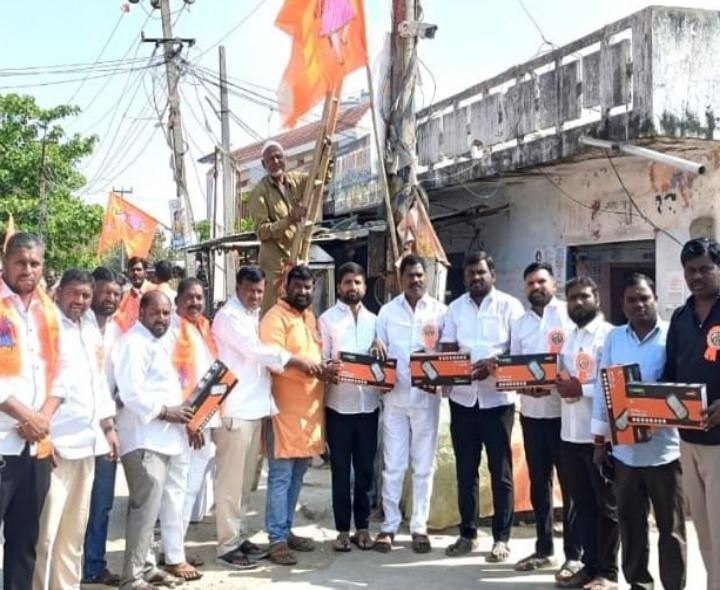 సమస్యలపై పోరాటం.. వీధిలైట్లు ఏర్పాటు