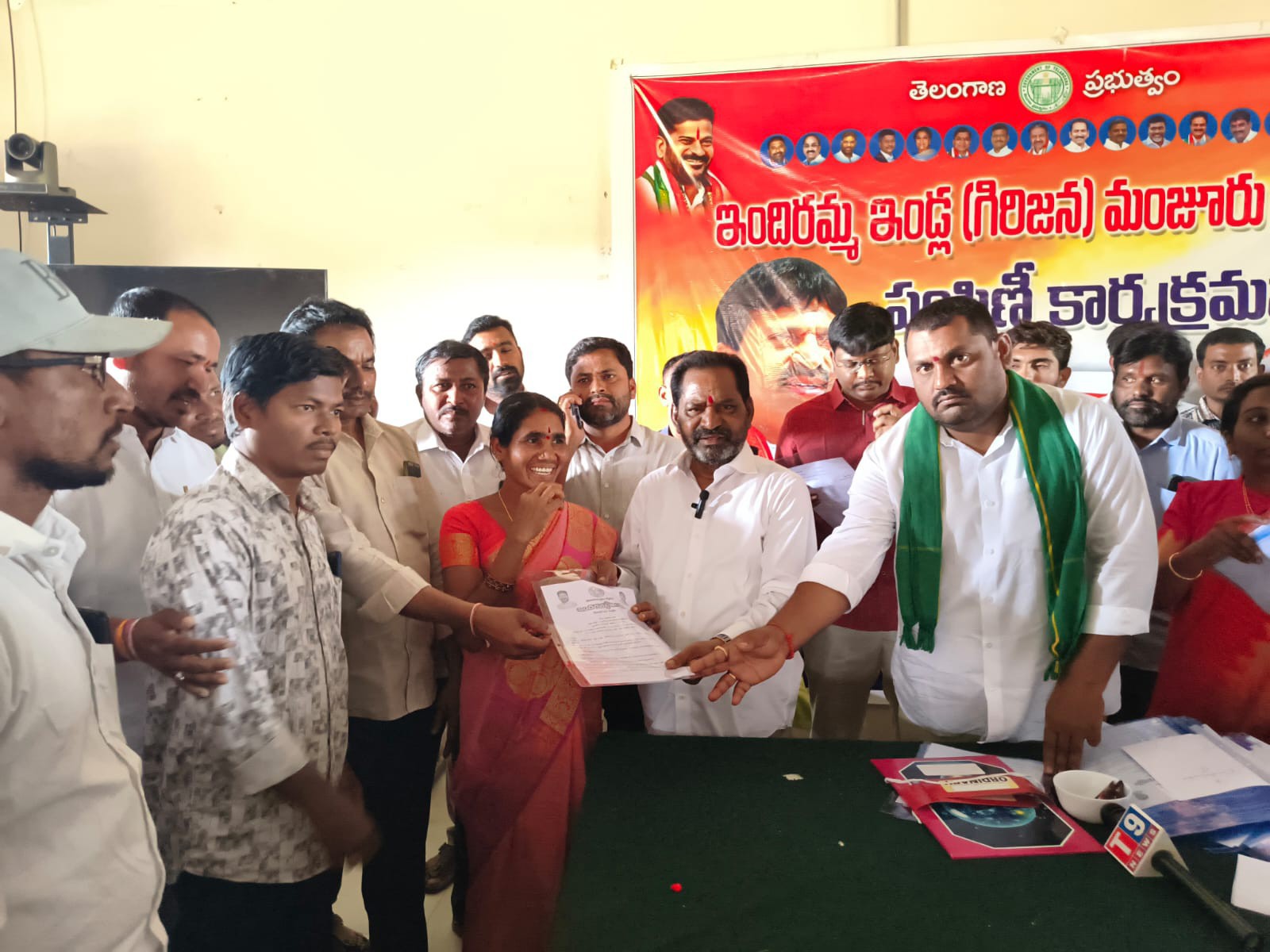 లబ్ధిదారులకు ఇందిరమ్మ ఇంటి పట్టాల పంపిణీ