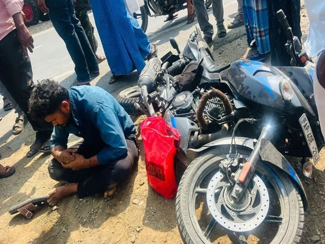 రోడ్డు ప్రమాదం.. వ్యక్తికి తీవ్ర గాయాలు
