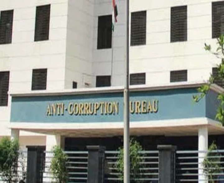 ఏసీబీ దాడుల్లో చిక్కిన వ్యక్తి కోర్టుకు తరలింపు