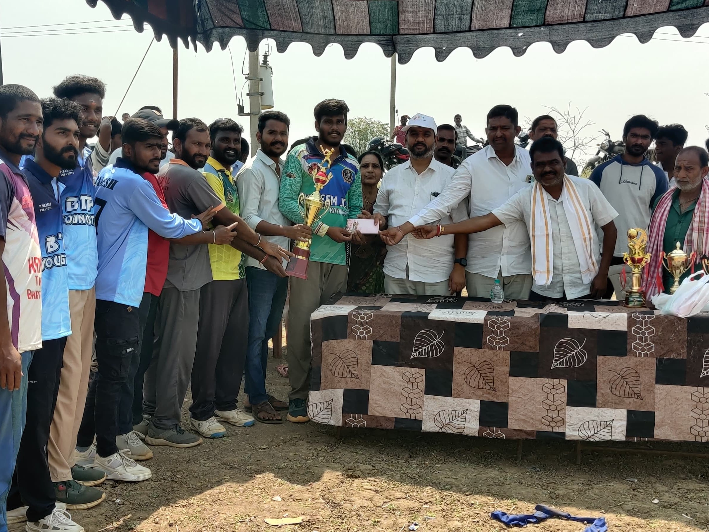 క్రికెట్ టోర్నమెంట్ ముగింపు ఉత్సవాల్లో పాల్గొన్న MLA