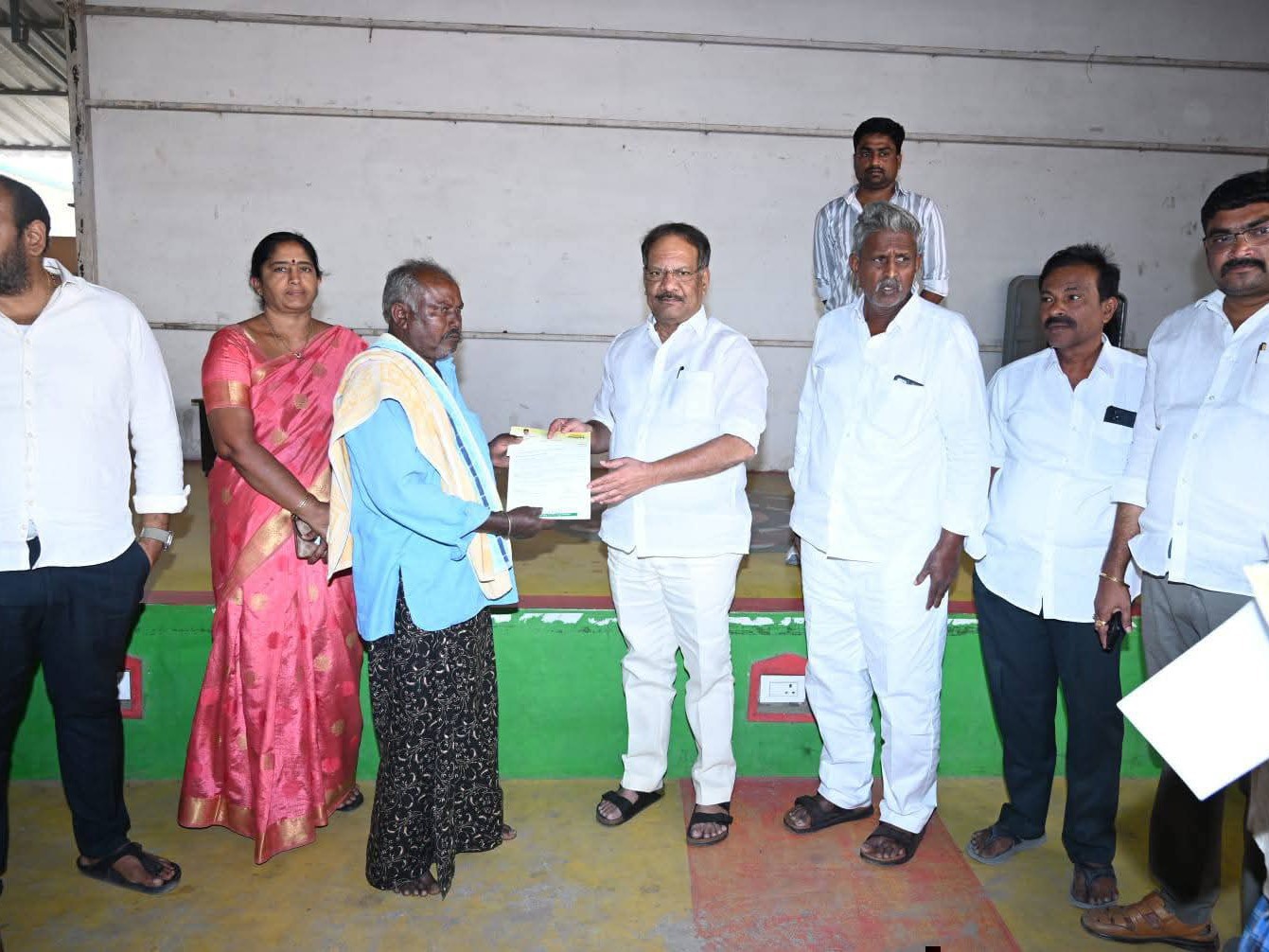 CMRF చెక్కులు అందజేసిన ఎమ్మెల్యే