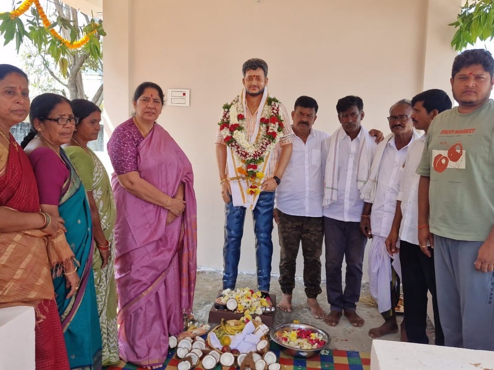 గోవింద్ విగ్రహాన్ని ఆవిష్కరించిన మాజీ మంత్రి