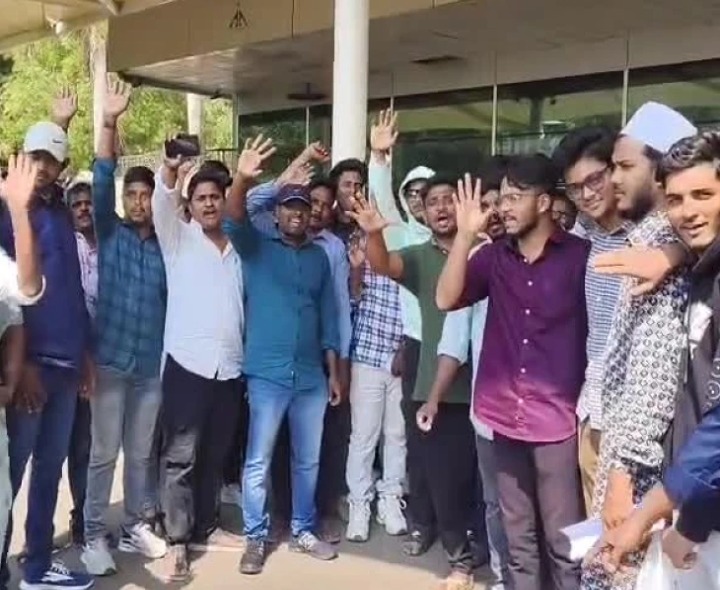 గన్నవరంలో ఫ్లైట్ నిలిపివేత.. ప్రయాణికుల ఆందోళన