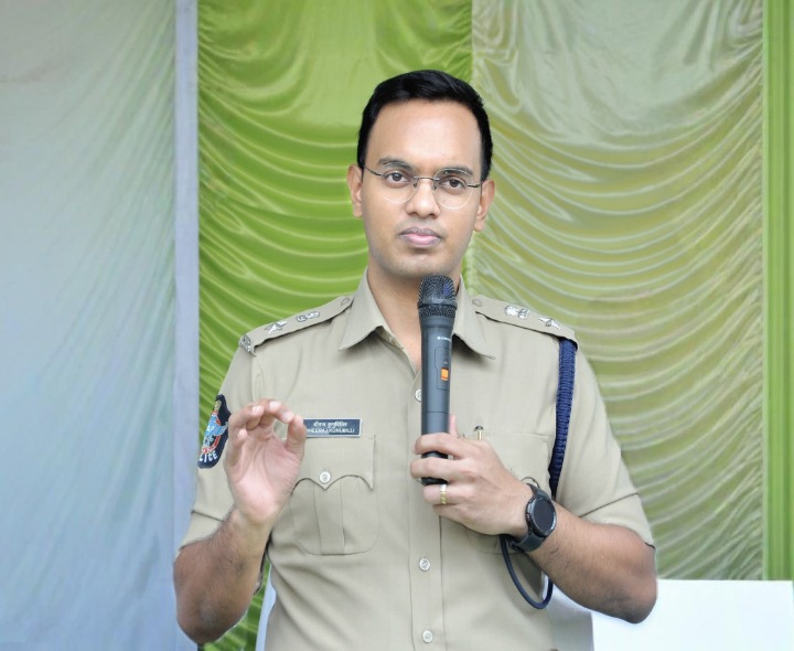 ‘కూల్ లిప్’పై కఠిన చర్యలు: ఎస్పీ ధీరజ్