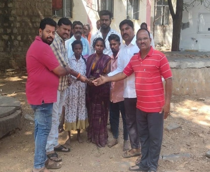 బాధిత కుటుంబానికి ఆర్థిక సాయం అందజేత