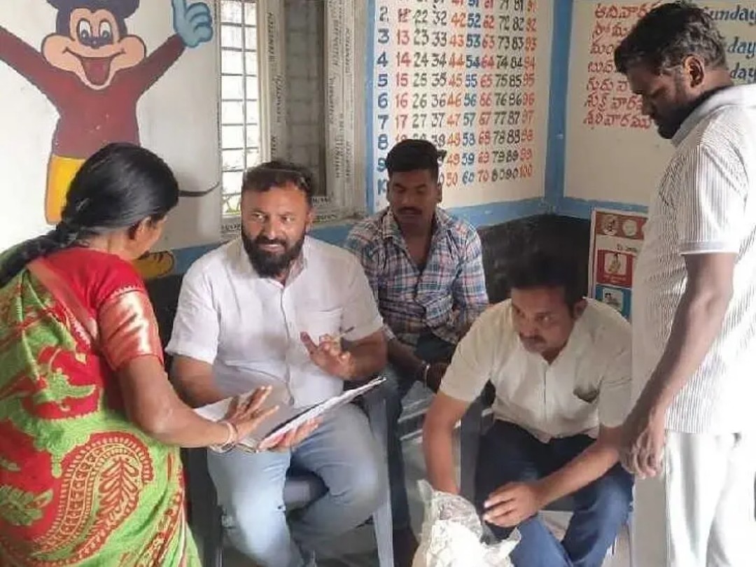 అంగన్వాడీ కేంద్రాన్ని సందర్శించిన సర్పంచ్