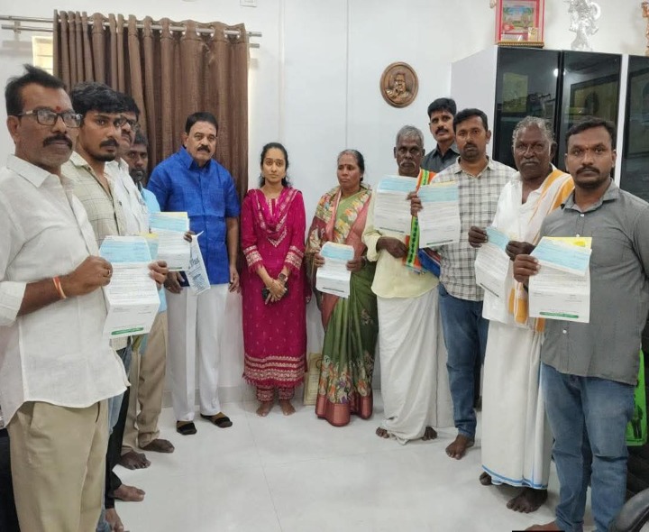 పుట్టపర్తిలో సీఎంఆర్‌ఎఫ్ చెక్కుల పంపిణీ