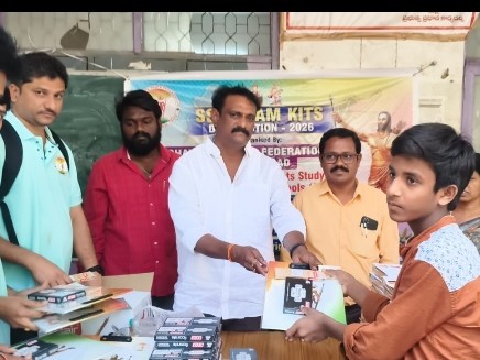 విద్యార్థులకు పరీక్షల కిట్ అందజేసిన మాజీ కార్పొరేటర్