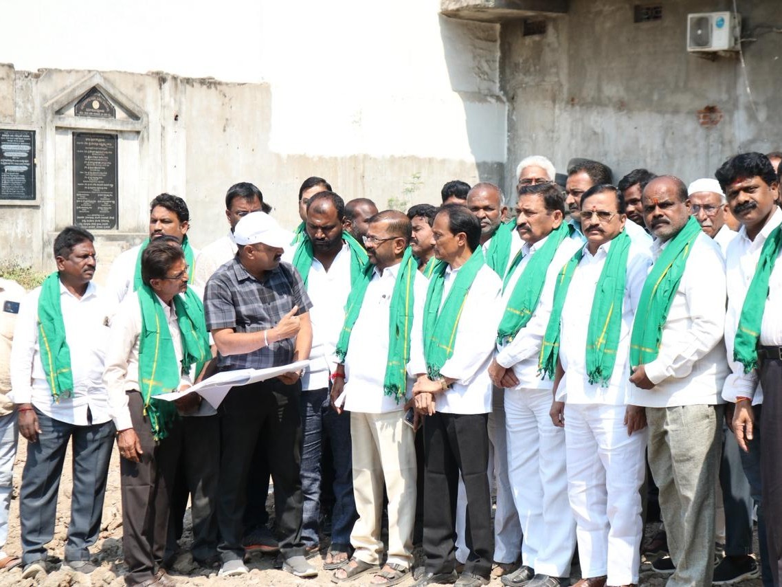 భవన నిర్మాణ పనులను పరిశీలించిన ఎమ్మెల్యే