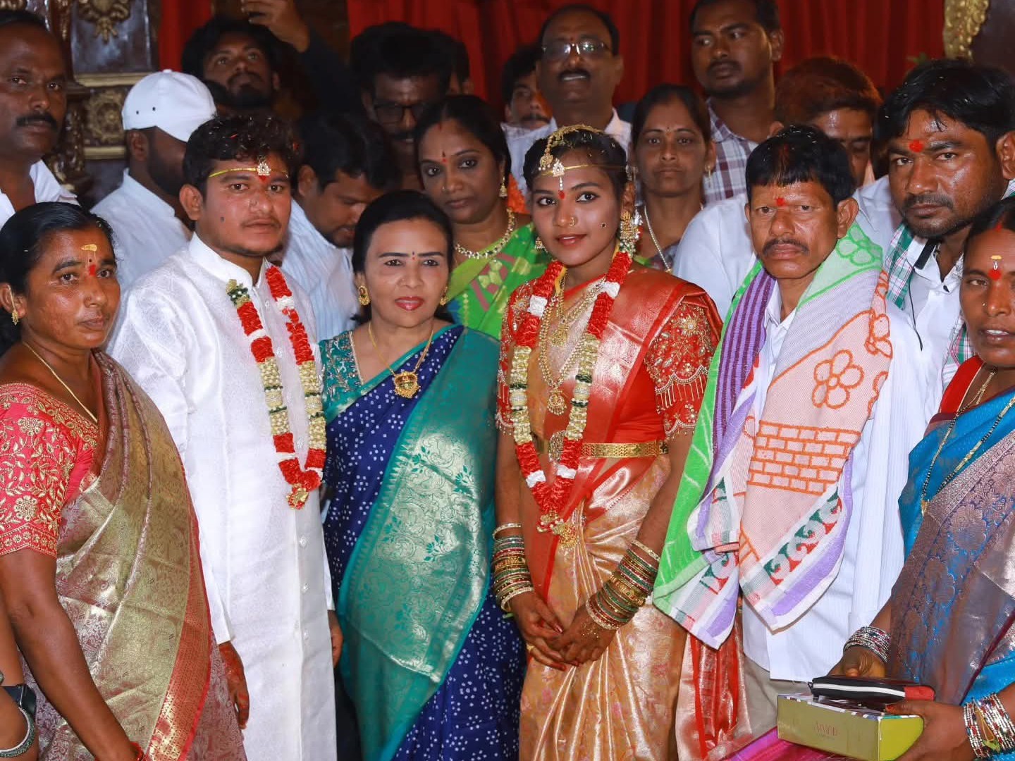 నూతన వధూవరులను ఆశీర్వదించిన ఝాన్సీ రెడ్డి