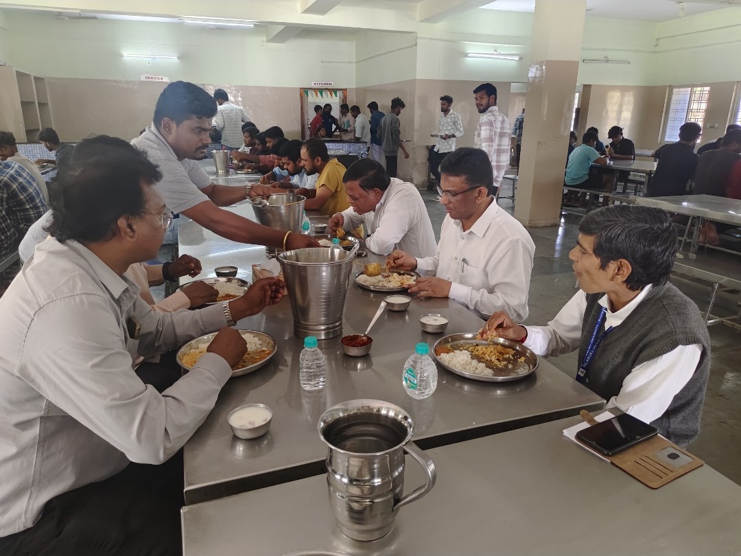 న్యూ పీజీ బాయ్స్ హాస్టల్ ఆకస్మిక తనిఖీ