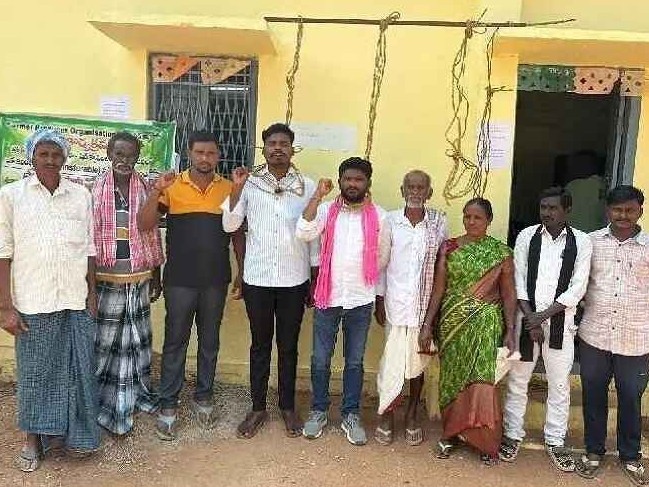 యూరియా కోసం ఉరితాడుతో వినూత్న రీతిలో నిరసన