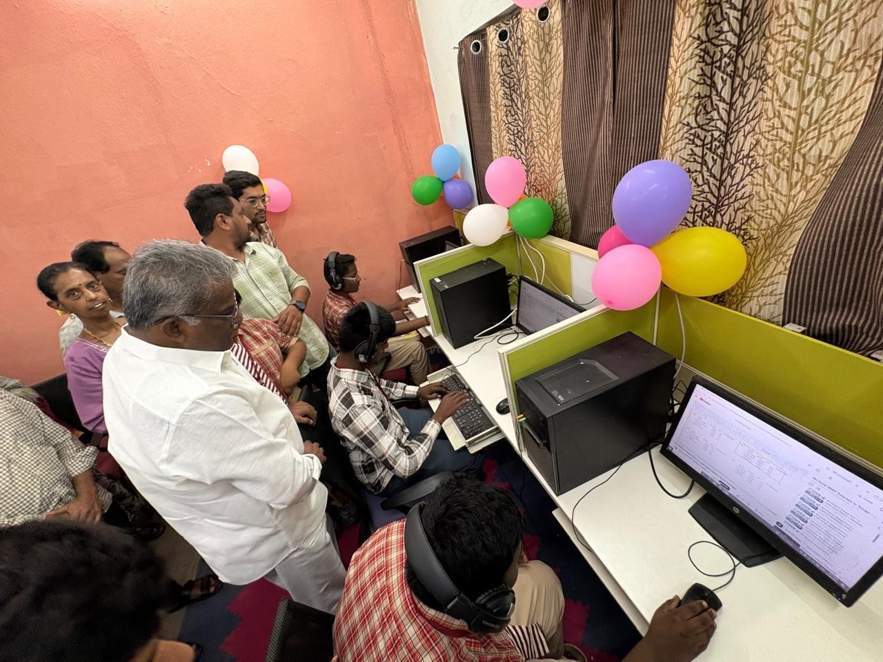 కంప్యూటర్ సెక్షన్‌ను ప్రారంభించిన ఛైర్మన్