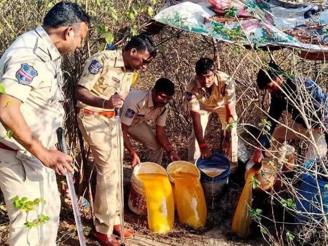 నాటుసారా కేంద్రంపై దాడులు.. ఐదుగురు అరెస్ట్
