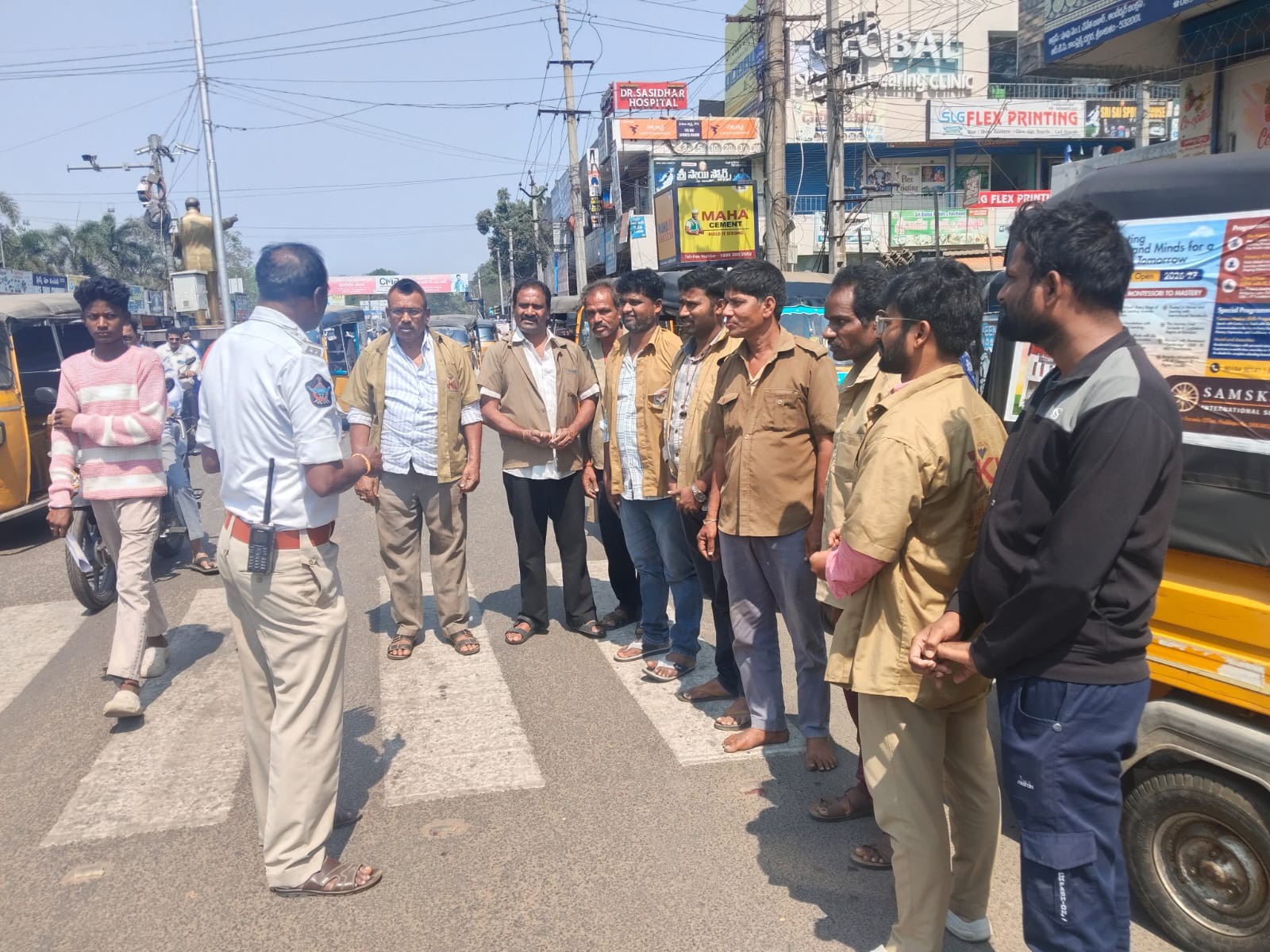 ‘ఆటో డ్రైవర్లు ట్రాఫిక్ నియమాలు పాటించాలి’