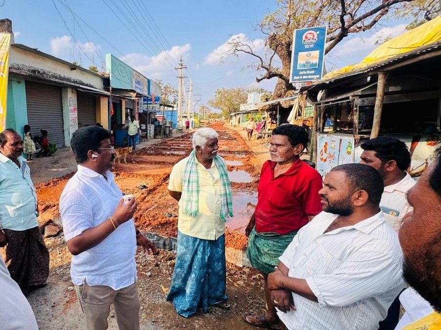 రోడ్డు నిర్మాణ పనులను పరిశీలించిన ఎమ్మెల్యే