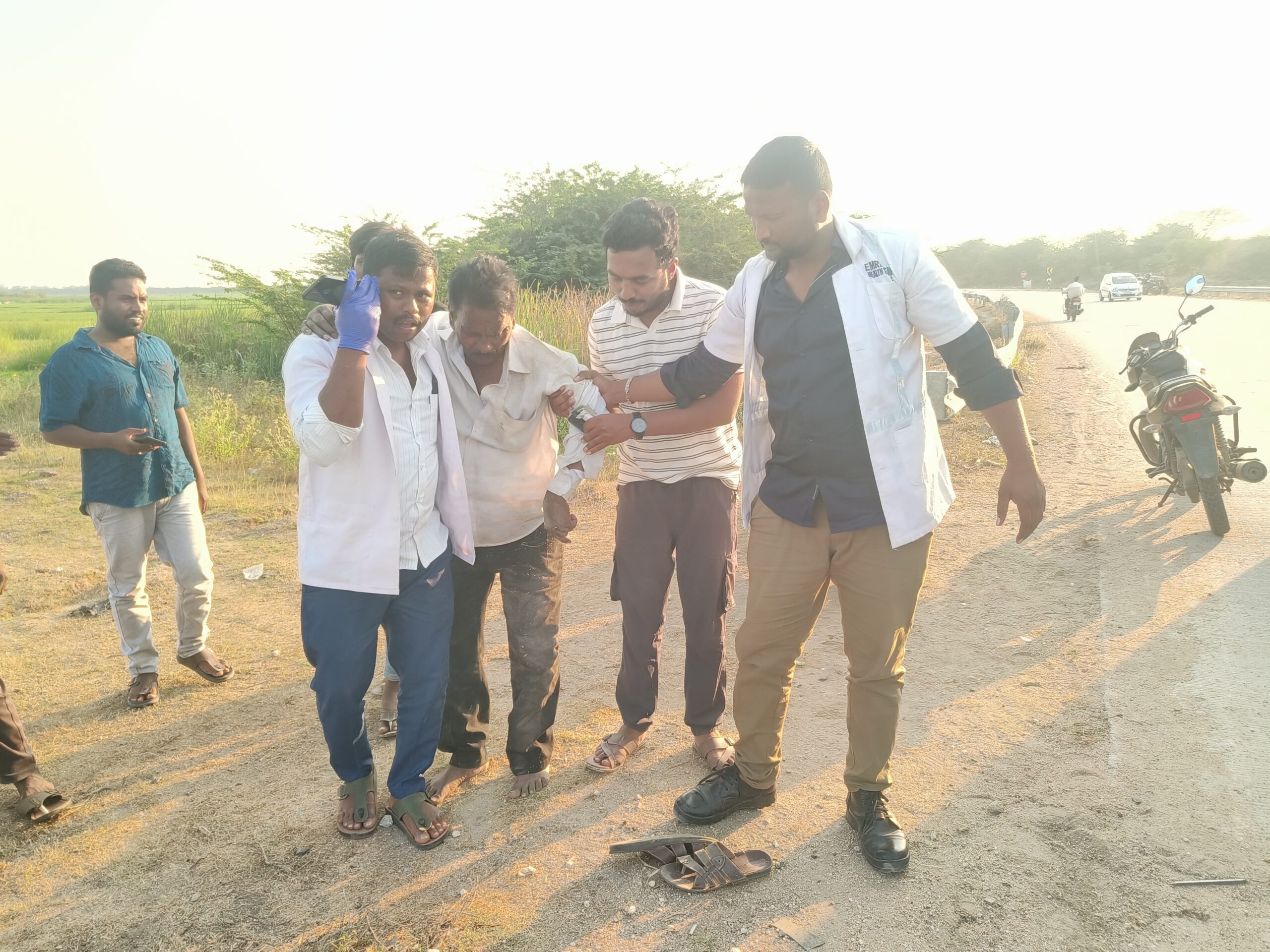 డివైడర్‌ను ఢీకొట్టిన బైక్‌.. వ్యక్తికి తీవ్ర గాయాలు