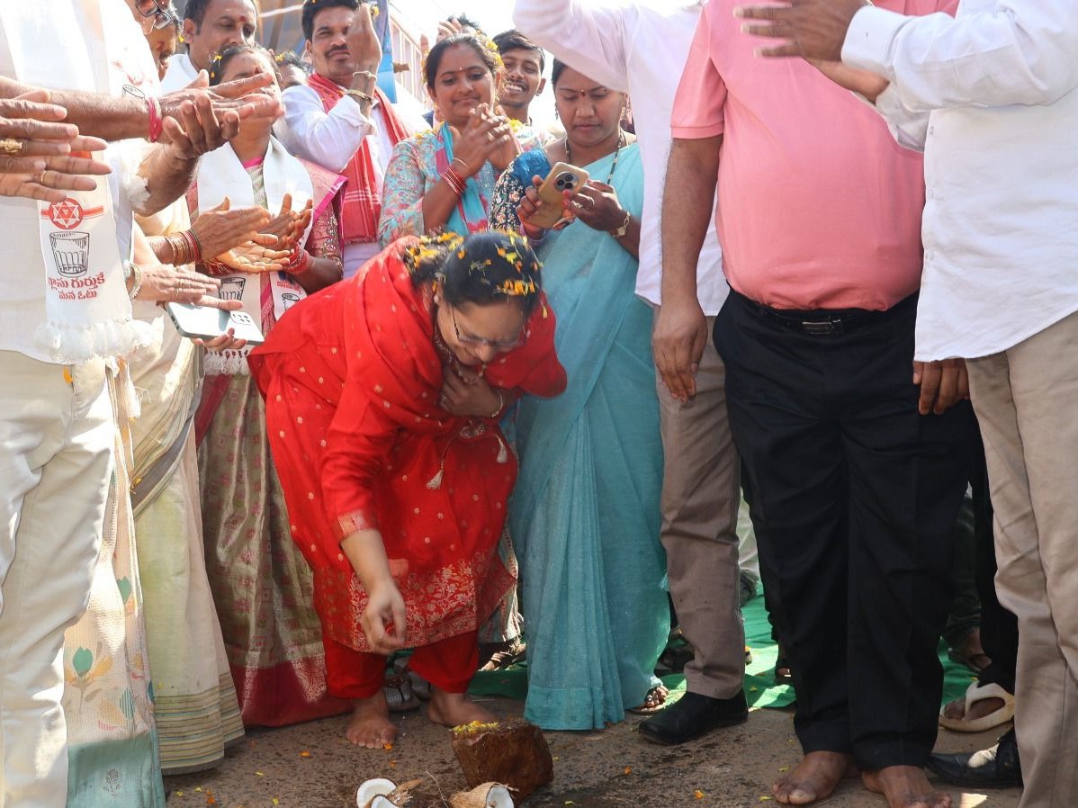 రహదారికి శంకుస్థాపన చేసిన ఎమ్మెల్యే