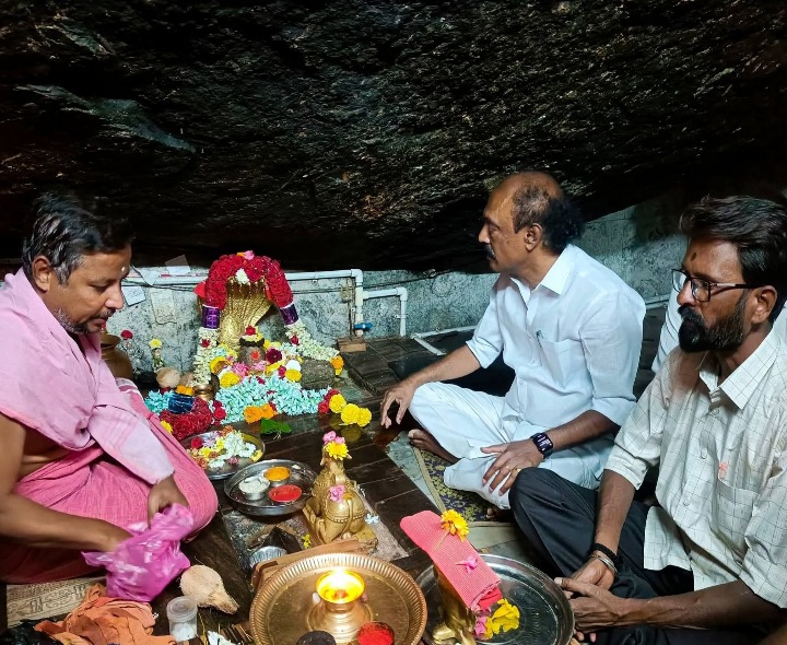 గవిమఠం శ్రీ చంద్రమౌలేశ్వర స్వామి సన్నిధిలో విశ్వేశ్వర రెడ్డి