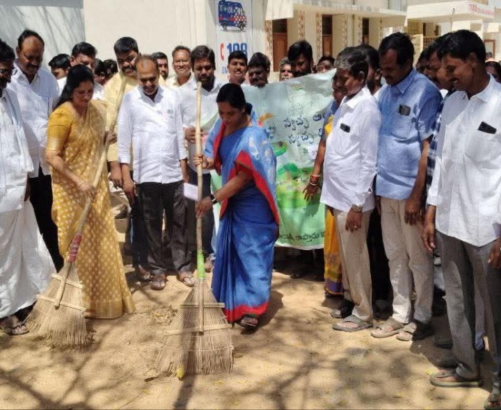 చీపురి పట్టిన ఎమ్మెల్యే పరిటాల సునీత