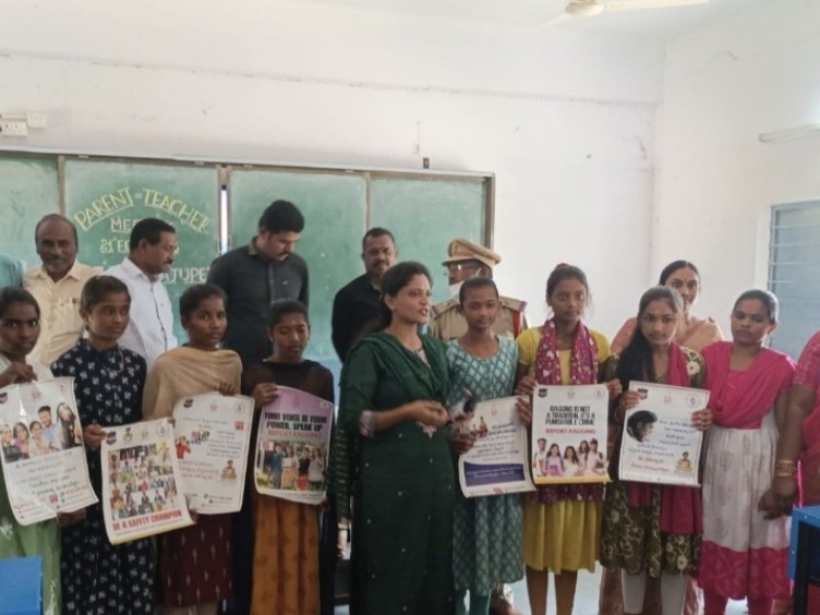 వేధింపులపై భయపడకుండా ఫిర్యాదు చేయాలి: ఎస్సై స్వాతి