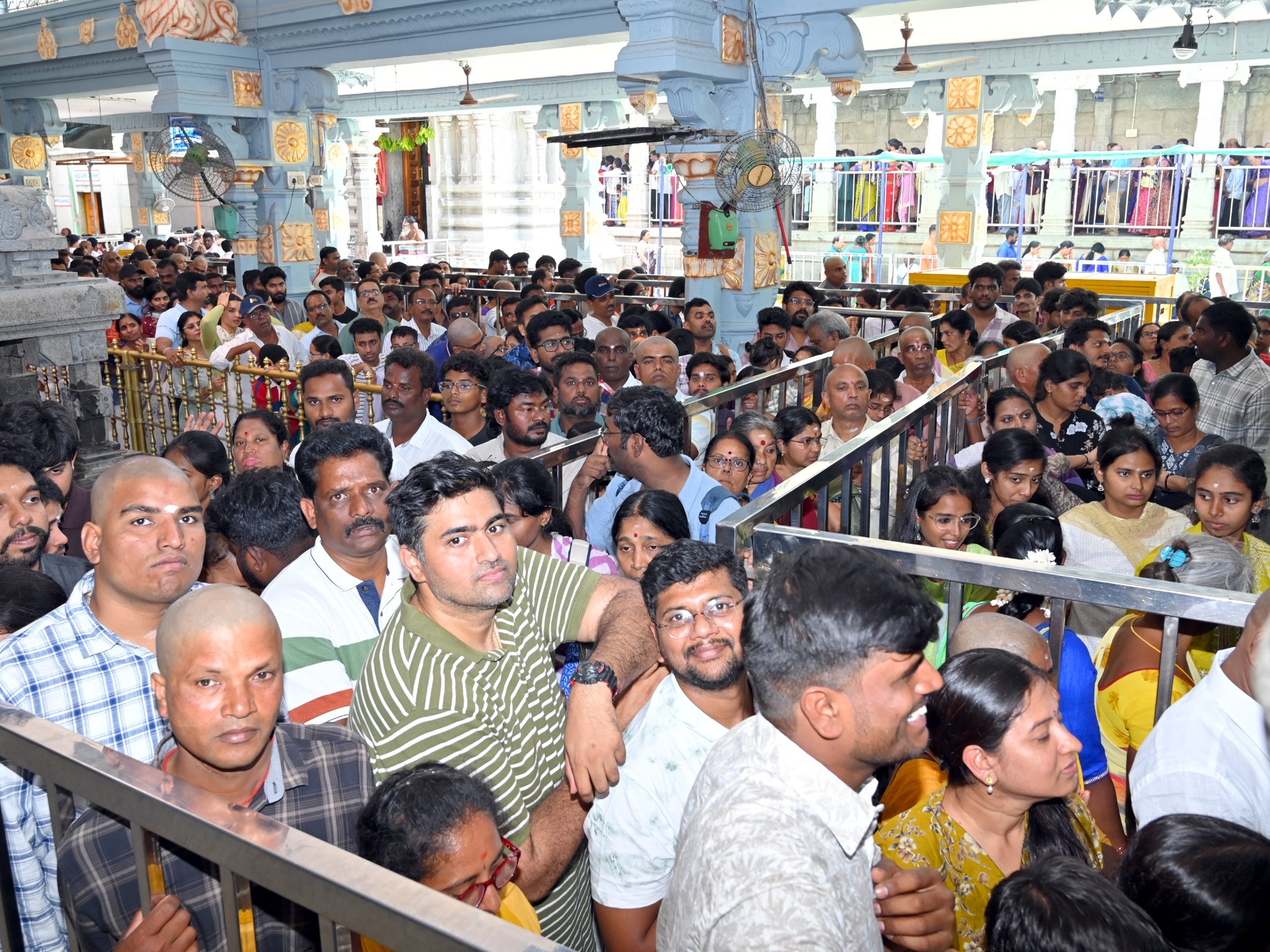 కాణిపాకంలో భక్తుల రద్దీ