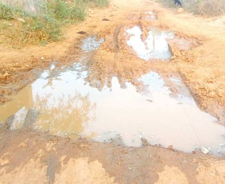 పైపులైను లీకేజ్.. పట్టించుకోని అధికారులు