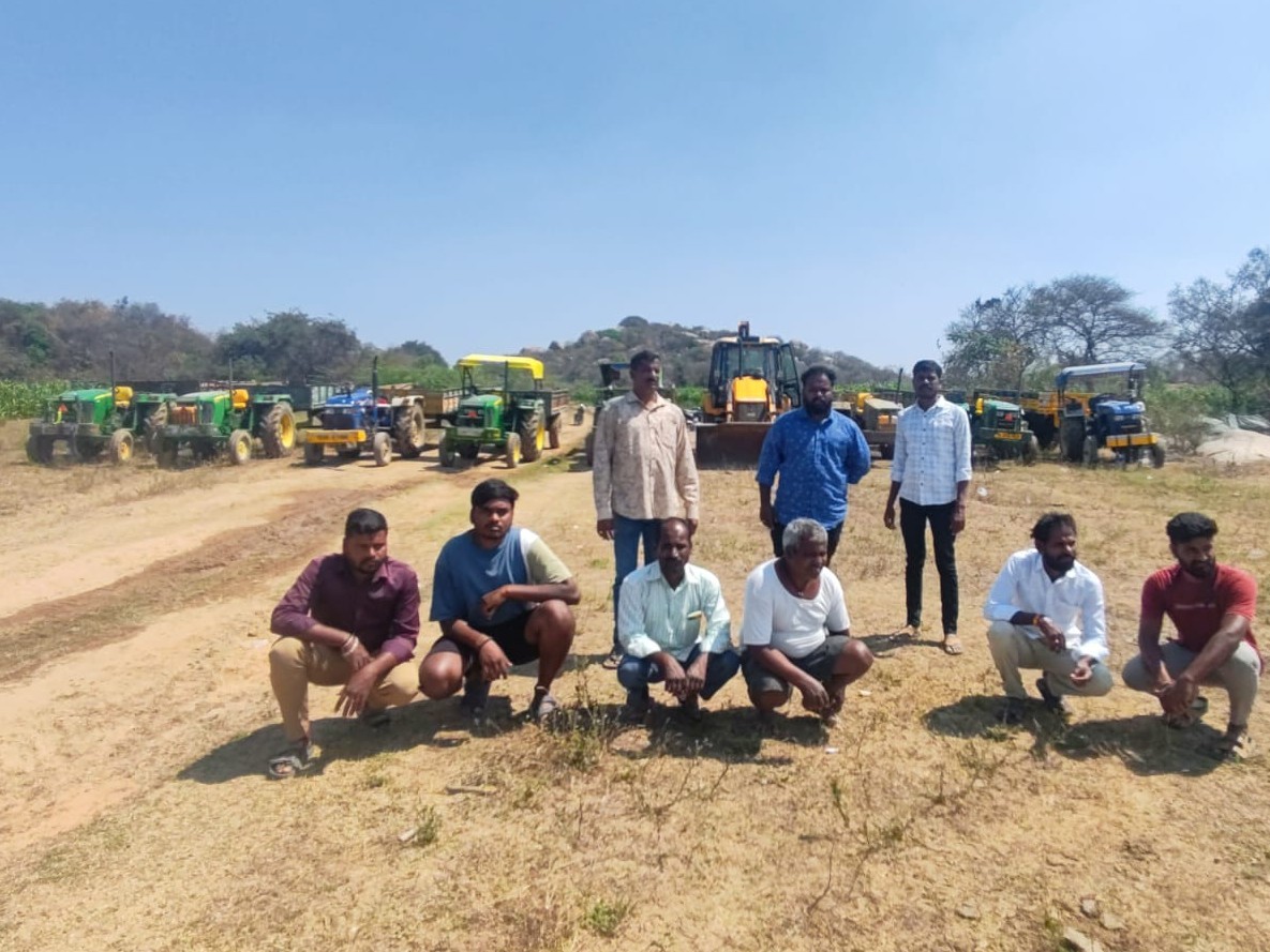 అక్రమ మట్టి తరలిస్తున్న వాహనాలు సీజ్