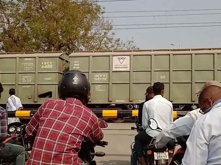 నిత్యం రైల్వే గేట్ తిప్పలు