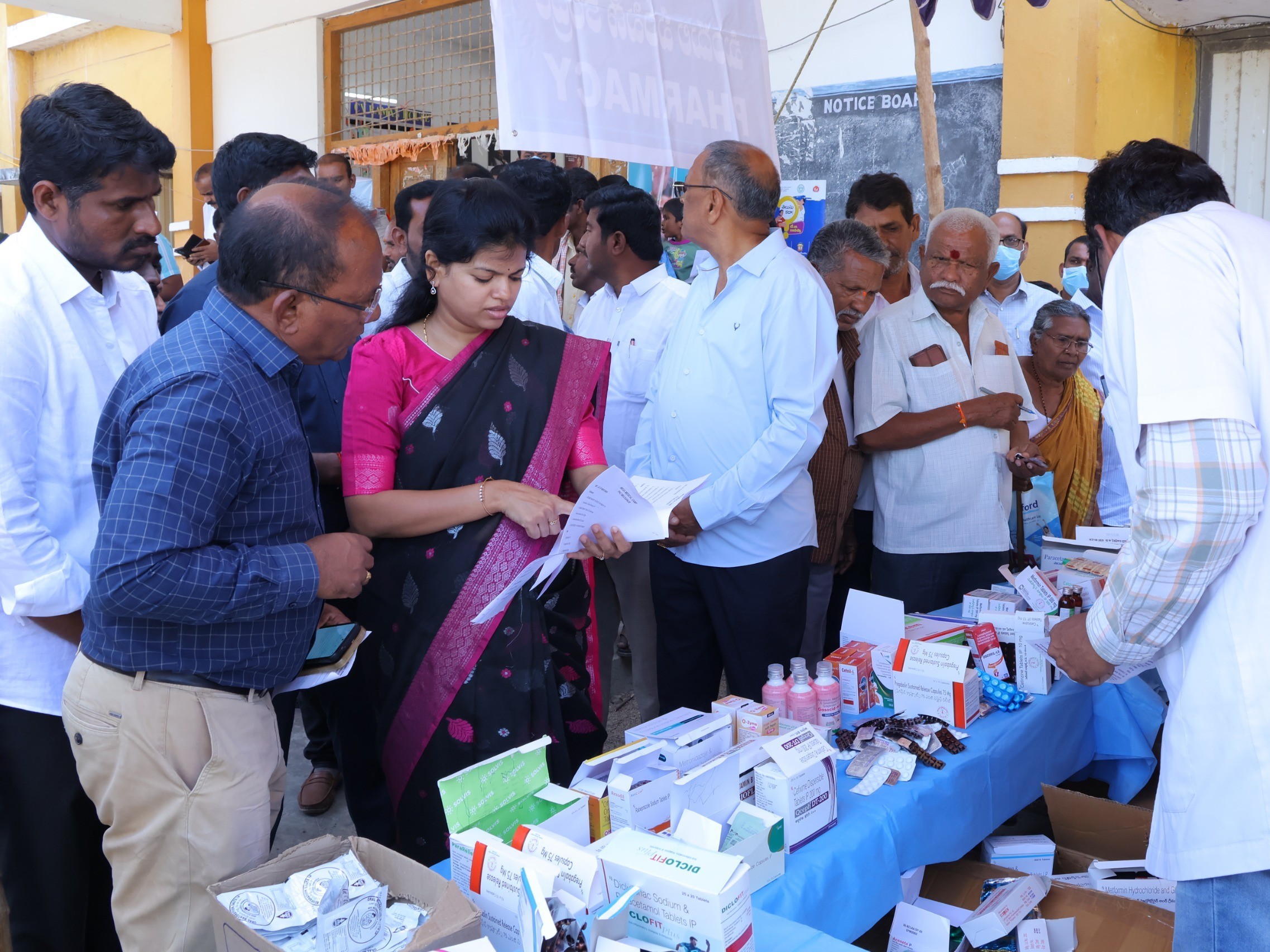 మెగా వైద్య శిబిరాన్ని సందర్శించిన కలెక్టర్